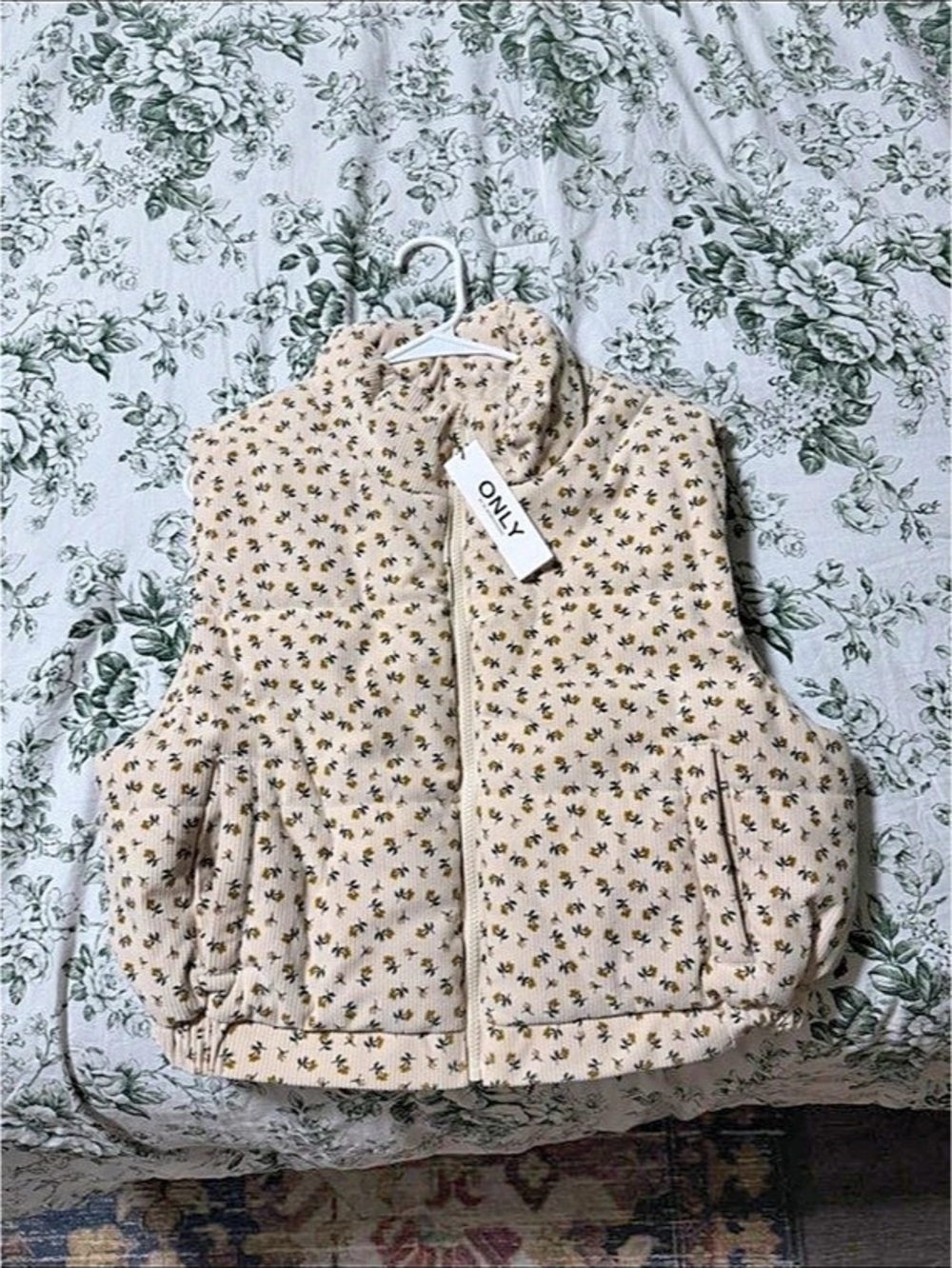 ONLY Cream Quilted Floral Puffer Vest Cream & Black